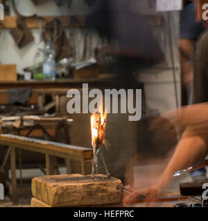 Man making glass art en atelier, Murano, Venise, Vénétie, Italie Banque D'Images