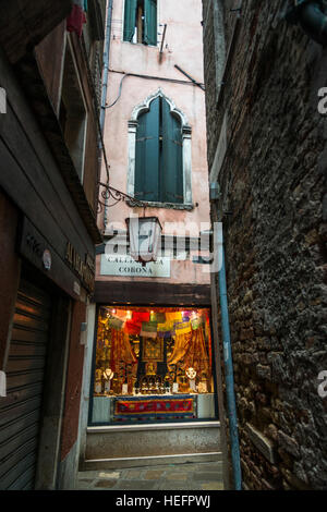 Vue de magasin sur rue, Venise, Vénétie, Italie Banque D'Images