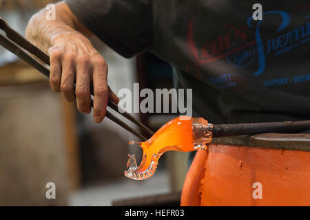 L'homme travaillant avec le verre fondu à l'aide d'une pincette en usine de verre, Murano, Venise, Vénétie, Italie Banque D'Images