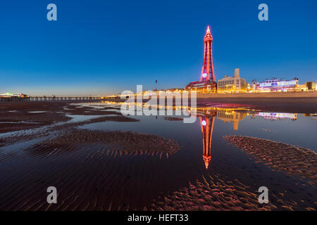 Blackpool Tower et plage ; ; ; Lancashire UK Banque D'Images