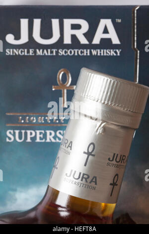 La superstition du Jura - Jura single malt scotch whisky légèrement tourbé Banque D'Images