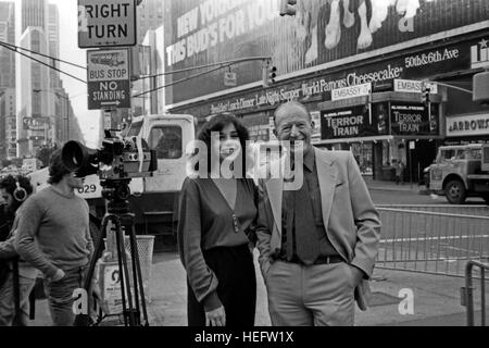 Deutscher Radio- und Fernsehjpurnalist Peter von Zahn mit Sängerin und Tänzerin Gillian Scalici suis Broadway à New York City, USA 1980 er Jahre. Journaliste de radio et de télévision allemande Peter von Zahn avec la chanteuse et danseuse Gillian Scalici au Broadway à New York City, USA 1980. Banque D'Images