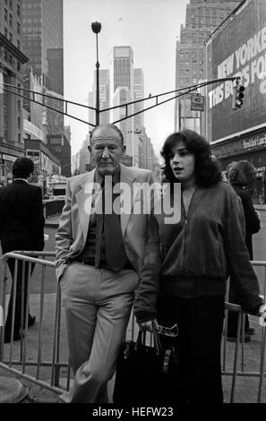 Deutscher Radio- und Fernsehjpurnalist Peter von Zahn mit Sängerin und Tänzerin Gillian Scalici suis Broadway à New York City, USA 1980 er Jahre. Journaliste de radio et de télévision allemande Peter von Zahn avec la chanteuse et danseuse Gillian Scalici au Broadway à New York City, USA 1980. Banque D'Images