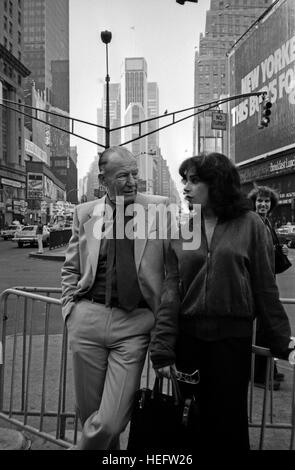 Deutscher Radio- und Fernsehjpurnalist Peter von Zahn mit Sängerin und Tänzerin Gillian Scalici suis Broadway à New York City, USA 1980 er Jahre. Journaliste de radio et de télévision allemande Peter von Zahn avec la chanteuse et danseuse Gillian Scalici au Broadway à New York City, USA 1980. Banque D'Images