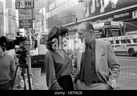 Deutscher Radio- und Fernsehjpurnalist Peter von Zahn mit Sängerin und Tänzerin Gillian Scalici suis Broadway à New York City, USA 1980 er Jahre. Journaliste de radio et de télévision allemande Peter von Zahn avec la chanteuse et danseuse Gillian Scalici au Broadway à New York City, USA 1980. Banque D'Images