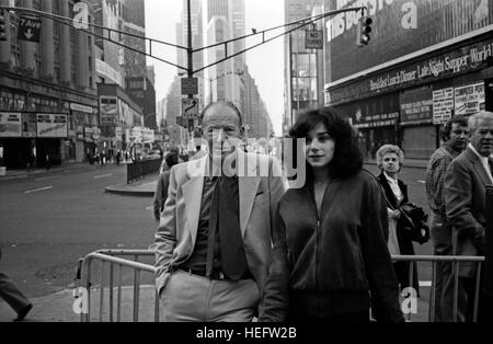 Deutscher Radio- und Fernsehjpurnalist Peter von Zahn mit Sängerin und Tänzerin Gillian Scalici suis Broadway à New York City, USA 1980 er Jahre. Journaliste de radio et de télévision allemande Peter von Zahn avec la chanteuse et danseuse Gillian Scalici au Broadway à New York City, USA 1980. Banque D'Images