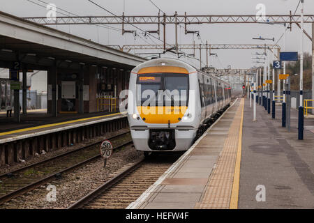 Train arrivant en gare de C2C à Leigh-on-Sea Banque D'Images