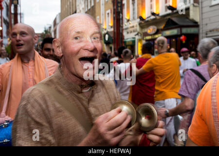 Chaque samedi soir dans le quartier chinois de Londres du disciple Hare Krishna se rencontrer pour célébrer avec le public Banque D'Images