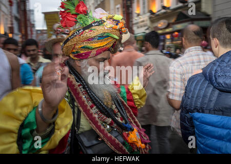 Chaque samedi soir dans le quartier chinois de Londres du disciple Hare Krishna se rencontrer pour célébrer avec le public Banque D'Images