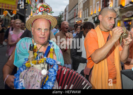 Chaque samedi soir dans le quartier chinois de Londres du disciple Hare Krishna se rencontrer pour célébrer avec le public Banque D'Images