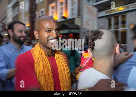 Chaque samedi soir dans le quartier chinois de Londres du disciple Hare Krishna se rencontrer pour célébrer avec le public Banque D'Images