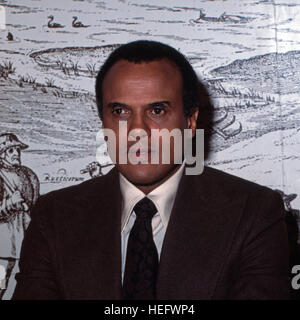 Der amerikanische Sänger, acteurs et actrices und Entertainer Harry Belafonte bei einer Pressekonferenz, Deutschland 1970 er Jahre. Chanteur, acteur et artiste du spectacle Harry Belafonte lors d'une conférence de presse, l'Allemagne des années 1970. Banque D'Images