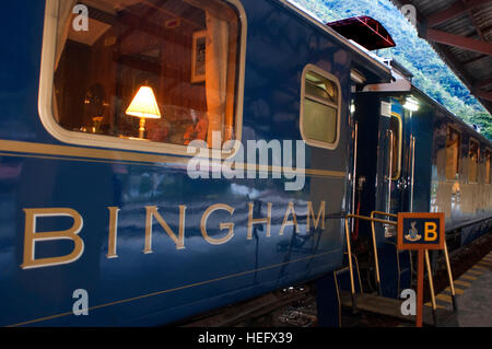 Train de luxe au Pérou de Cuzco à Machu Picchu. Orient Express. Belmond. En dehors de l'Orient Express Hiram Bingham qui court entre Cuzco et Machu Picchu Banque D'Images