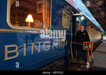 Train de luxe au Pérou de Cuzco à Machu Picchu. Orient Express. Belmond. En dehors de l'Orient Express Hiram Bingham qui court entre Cuzco et Machu Picchu Banque D'Images