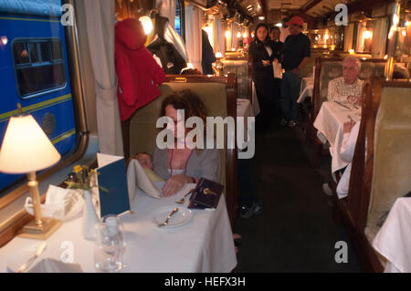 À l'intérieur de train de luxe Pérou Cuzco à Machu Picchu. Orient Express. Belmond. Plusieurs clients de donner dans l'Orient Express Hiram Bingham qui court Banque D'Images