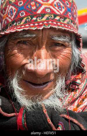 Un artisan habillés de façon traditionnelle dans les rues de Chinchero dans la Vallée Sacrée près de Cuzco. Chinchero est un petit village indien andin situé en hauteur Banque D'Images