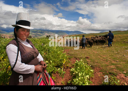 Une femme la production des pommes de terre dans la Vallée Sacrée près de Cuzco. La Vallée Sacrée des Incas ou la vallée de l'Urubamba est une vallée dans les Andes du Pérou, clos Banque D'Images