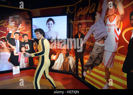 Bruce Lee figure en face de musée de cire Madame Tussaud's, la Tour de Pic, Pic Victoria, île de Hong Kong, Hong Kong, Chine Banque D'Images