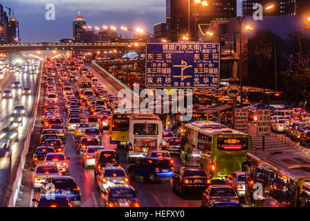 Peking : quartier central des affaires avec road Jianguo Lu, Beijing, Chine Banque D'Images