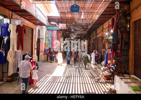 Les touristes et habitants de la marche à travers les souks de la vieille médina de Marrakech, Maroc Banque D'Images