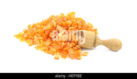 Technique mixte, peel orange haché et le zeste de citron avec une petite cuillère en bois, isolé sur fond blanc Banque D'Images