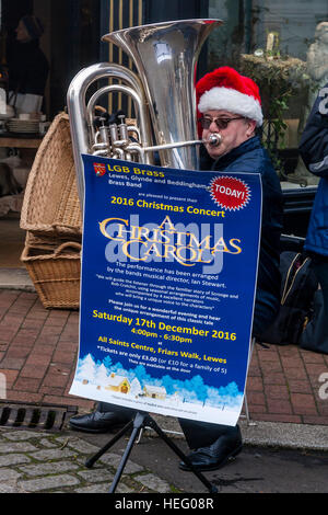 Une fanfare locale jouant des chants de Noël, High Street, Lewes, dans le Sussex, UK Banque D'Images