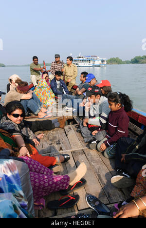 Parc national des Sundarbans : bateau avec les croisiéristes et park ranger armé à un palier, division de Khulna, Bangladesh Banque D'Images