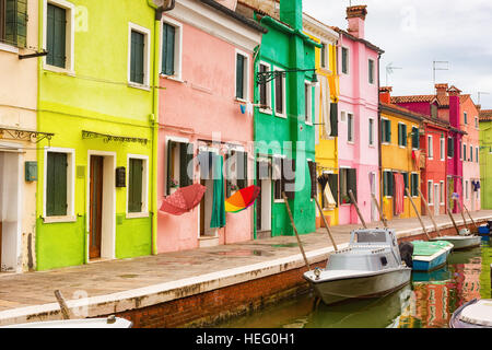 L'extérieur des maisons colorées de l'Île Burano à Venise. Banque D'Images