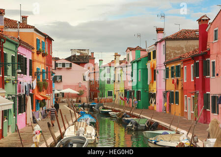 L'extérieur des maisons colorées de l'Île Burano à Venise. Banque D'Images
