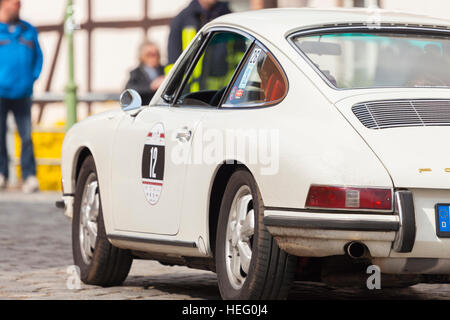 ALTENTREPTOW / Mecklembourg - Poméranie occidentale / ALLEMAGNE - Mai 2015 : Porsche 911 durs le long d'une rue sur un oldtimer festival Banque D'Images