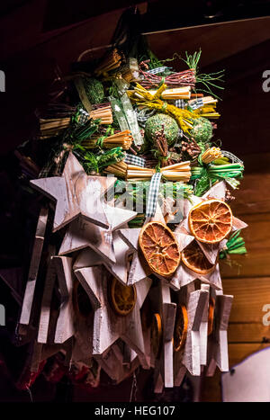 Couronne de Noël de branches de sapin décoré avec des cônes, des étoiles en bois blanc et les fruits secs. Noël et Bonne Année composition Banque D'Images