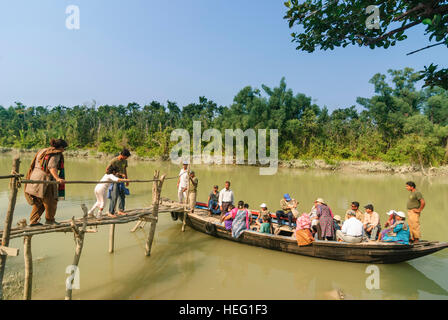 Parc national des Sundarbans : bateau de croisière avec des passagers à l'atterrissage, une division de Khulna, Bangladesh Banque D'Images