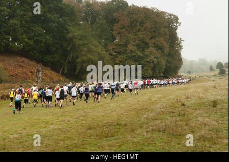 Première course de la saison en cours de remise en forme de Kent en course ligue Knole Park champ massive cross country 561 équipes de coureurs Banque D'Images