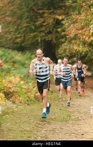 Première course de la saison en cours de remise en forme de Kent en course ligue Knole Park champ massive cross country 561 équipes de coureurs Banque D'Images