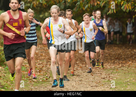 Première course de la saison en cours de remise en forme de Kent en course ligue Knole Park champ massive cross country 561 équipes de coureurs Banque D'Images