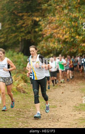 Première course de la saison en cours de remise en forme de Kent en course ligue Knole Park champ massive cross country 561 équipes de coureurs Banque D'Images