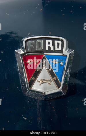 Badge de capot sur un 1952 Ford Falcon sun américaine patine javel avait voiture classique, également connu sous le nom de Ford Shoebox Banque D'Images