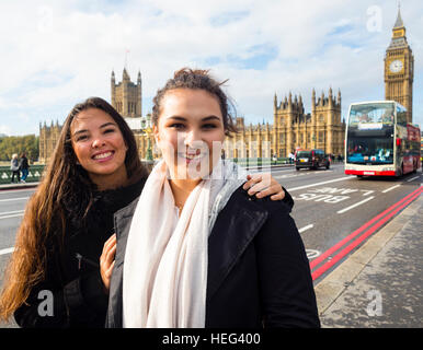 Deux jeunes filles en face de Big Ben, Westminster, Londres, Angleterre Banque D'Images