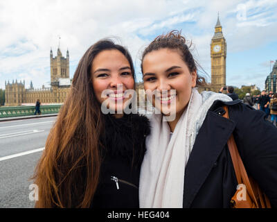 Deux jeunes filles en face de Big Ben, Westminster, Londres, Angleterre Banque D'Images