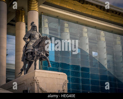 Palais du gouvernement, statue, Chinggis Square, Ulaanbaatar, Mongolie Banque D'Images
