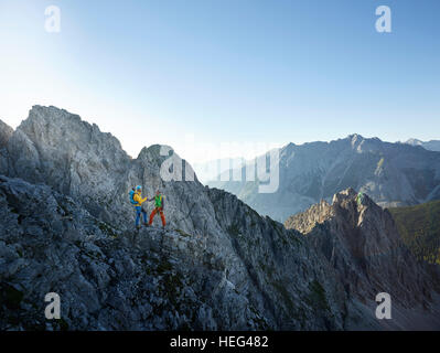 Deux alpinistes sur une via ferrata, Karwendel, la chaîne de l'Inntal, Tyrol, Autriche Banque D'Images