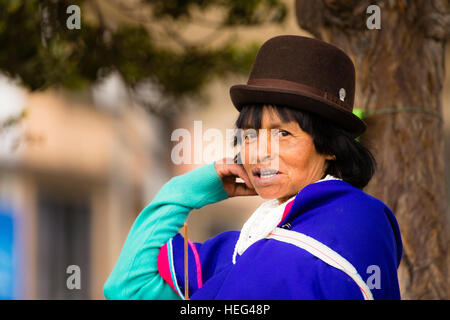 Les populations autochtones, Guambiano femme portant un costume traditionnel, Guambiano marché indigène, Silvia près de Popayan, Cauca, Colombie Banque D'Images