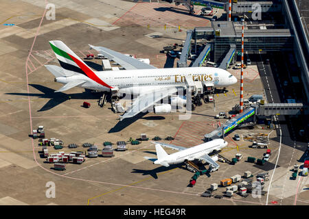 Vue aérienne, l'aéroport de Düsseldorf, A6-EDS Unis Airbus A380-861 à la porte, pont d'embarquement des passagers, Düsseldorf, Rhénanie Banque D'Images