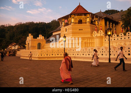 Temple de la Dent Sacrée, lumière du soir, Kandy, Sri Lanka Province centrale Banque D'Images