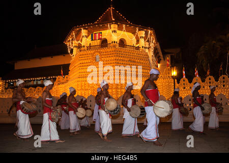 Batteurs en costumes traditionnels, Esala Perahera festival bouddhiste, le Sri Dalada Maligawa ou Temple de la Dent Sacrée Banque D'Images