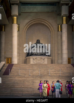 Palais du gouvernement, statue, Chinggis Square, Ulaanbaatar, Mongolie Banque D'Images