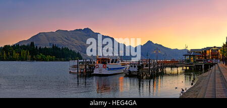 Le lac Wakatipu, au coucher du soleil, le Pier 19, Queenstown, Région de l'Otago, île du Sud, Nouvelle-Zélande Banque D'Images