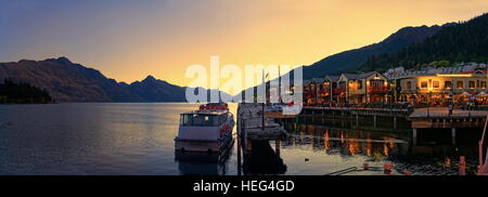 Le lac Wakatipu, au coucher du soleil, le Pier 19, Queenstown, Région de l'Otago, île du Sud, Nouvelle-Zélande Banque D'Images