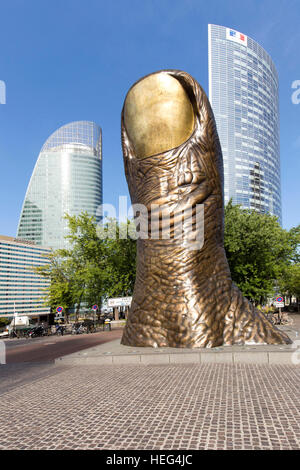 Le pouce pouce géant, sculpture, l'artiste César Baldaccini, gratte-ciel, quartier d'affaires de la Défense, Hauts-de-Seine, Paris Banque D'Images