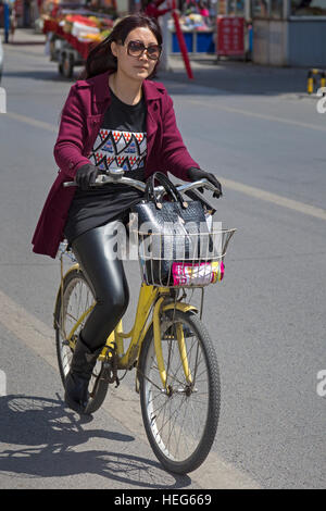 Femme chinoise à vélo dans Shizuishan,Ningxia,,Chine Banque D'Images